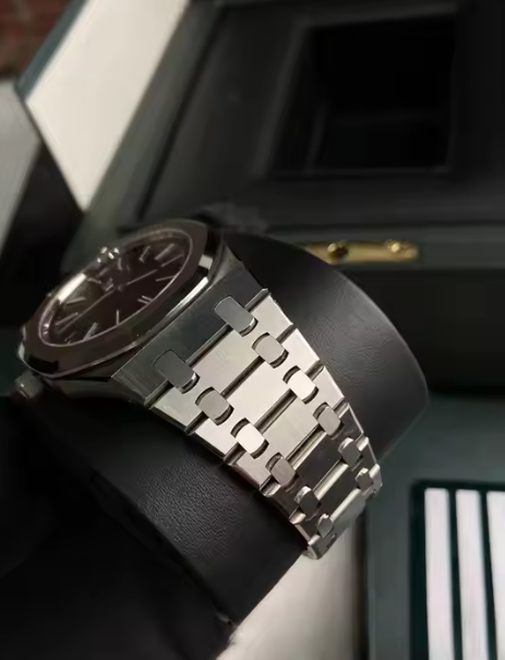 Men’s Light Copper Metal Watch – Bold & Stylish