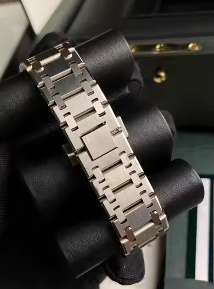 Men’s Light Copper Metal Watch – Bold & Stylish