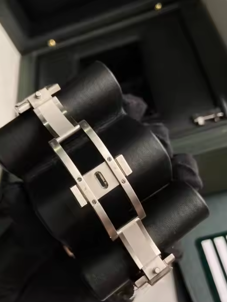 Men’s Light Copper Metal Watch – Bold & Stylish