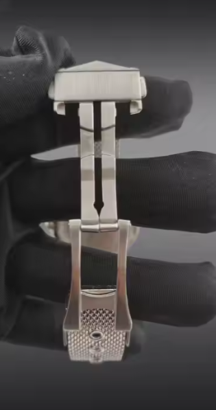 Stylish Chronograph Men’s Watch – Shiny Light Copper Finish