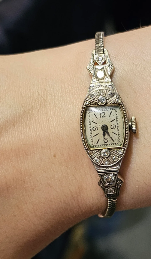 Elegant Thin Ladies’ Watch – Classic Retro Style