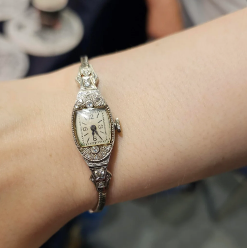 Elegant Thin Ladies’ Watch – Classic Retro Style