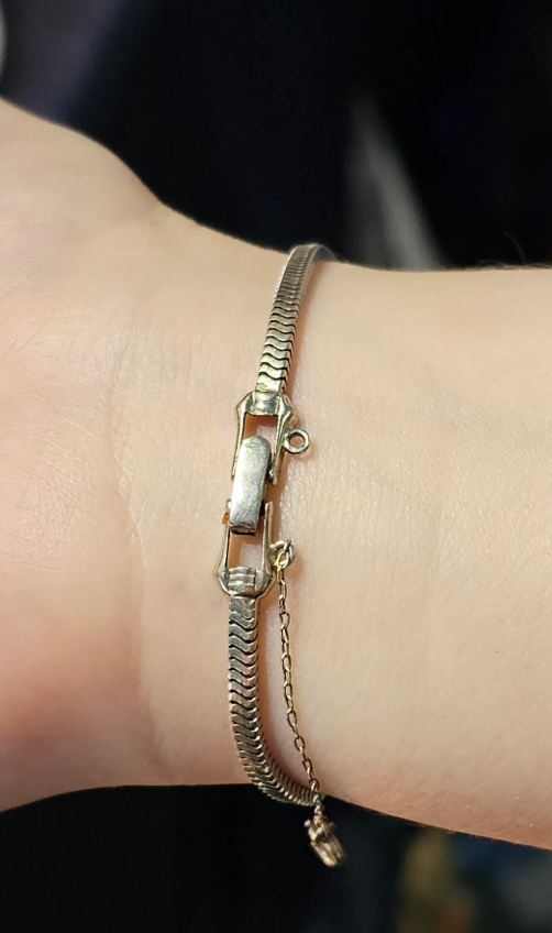 Elegant Thin Ladies’ Watch – Classic Retro Style