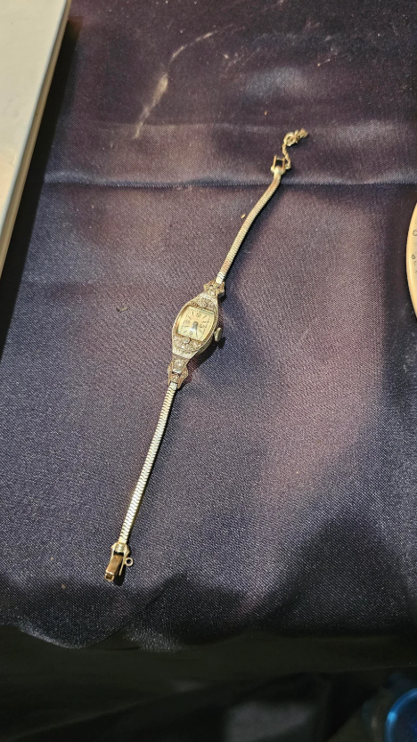 Elegant Thin Ladies’ Watch – Classic Retro Style